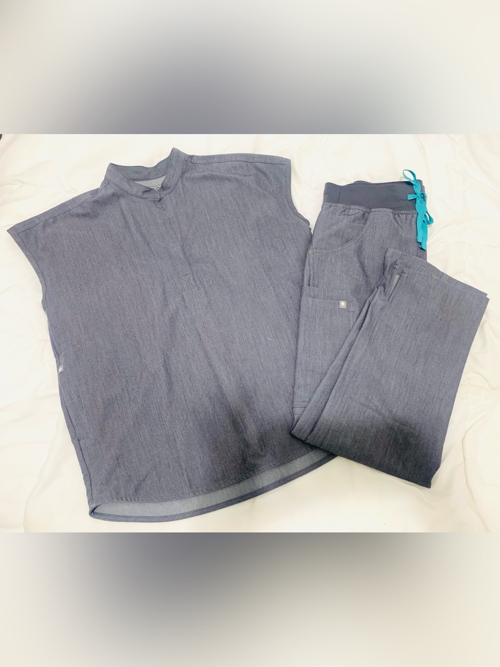 Figs Graphite Top & Pants Scrub Set